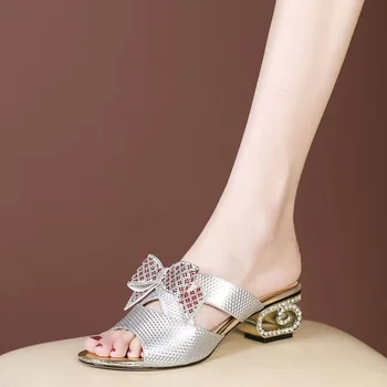 Хит на продажбите на женските босоножек през 2023 г., нови кристали на среден ток, подходящи по цвят, Модни дамски чехли на дебелите обувки с отворени пръсти